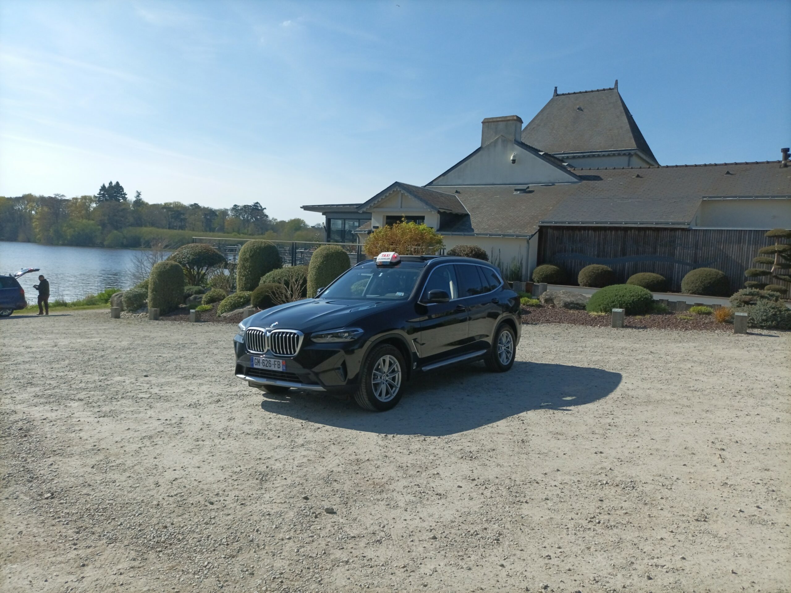 Taxi BMW X3 noir de Taxi Nantes Sud, véhicule confortable pour vos trajets