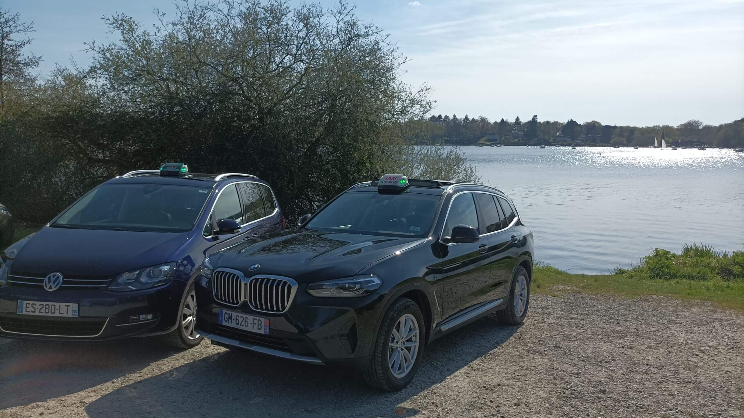 Vue des véhicules de Taxi Nantes Sud au bord de l'Erdre