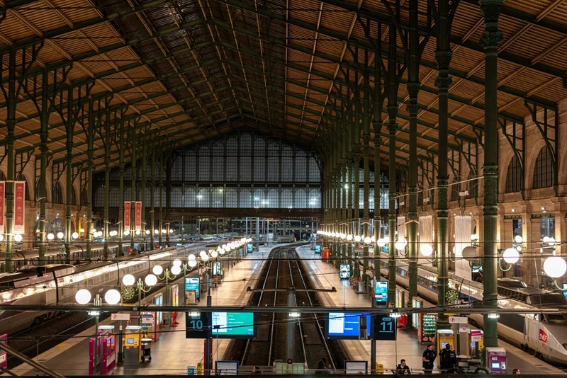 Taxi attendant à la gare de Nantes